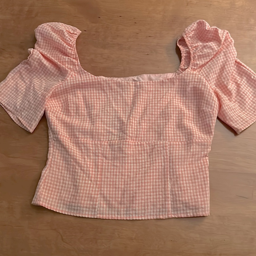 Lulu’s NWT puff short sleeve side zip lined blouse in pink and white. Size small
